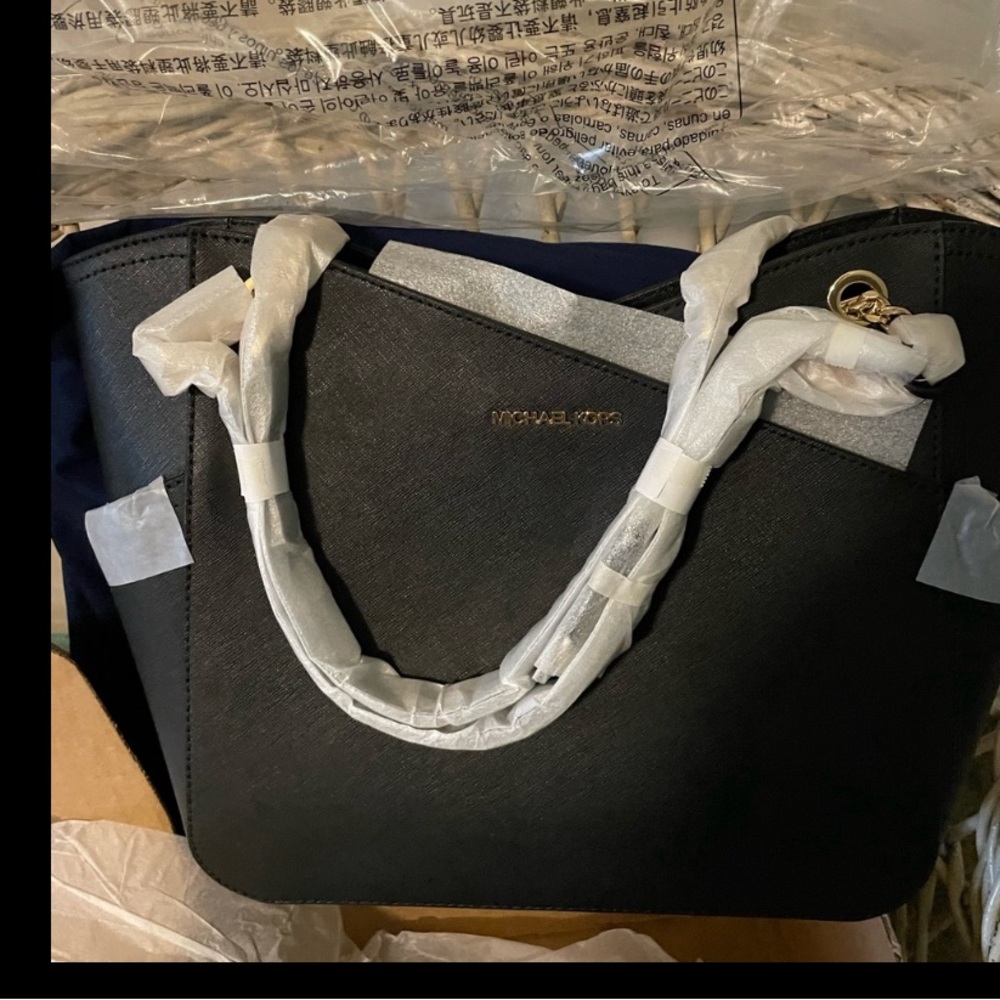 New Michael Kors saffron leather jet set bag. New in a box